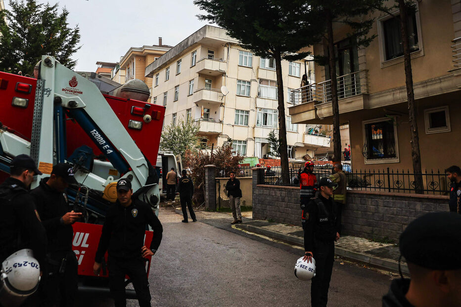 Equipas de resgate em operações após colapso de edifício em Istambul
