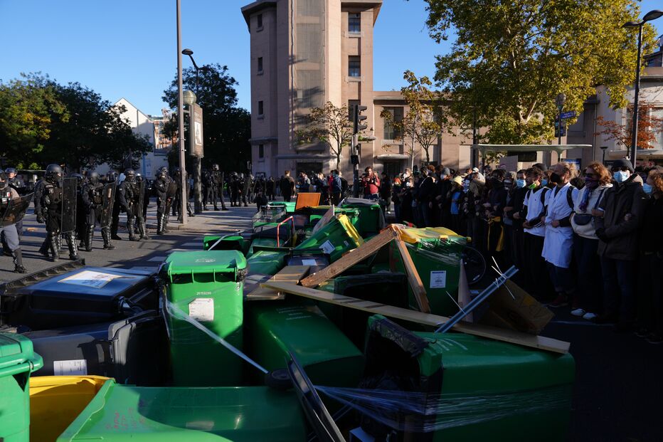Estudantes erguem barricada junto a escola secundária em Paris
