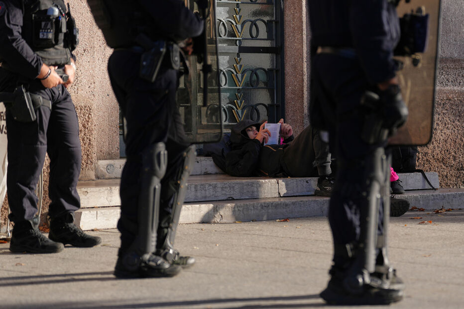 Estudantes erguem barricada junto a escola secundária em Paris