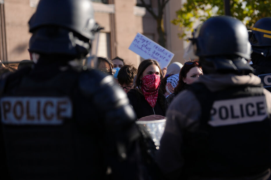 Estudantes erguem barricada junto a escola secundária em Paris