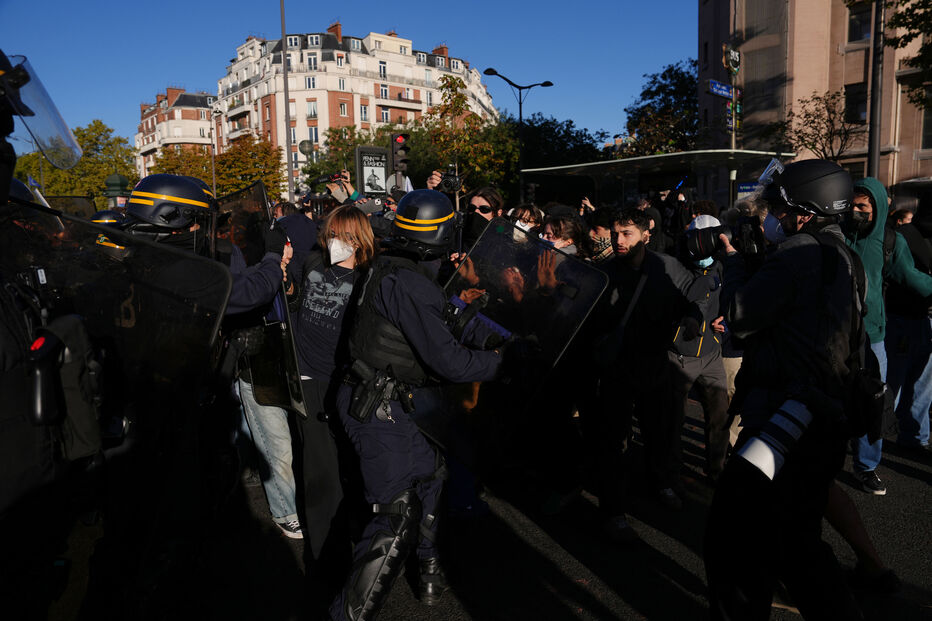 Estudantes erguem barricada junto a escola secundária em Paris