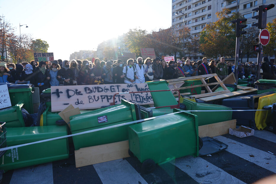 Estudantes erguem barricada junto a escola secundária em Paris