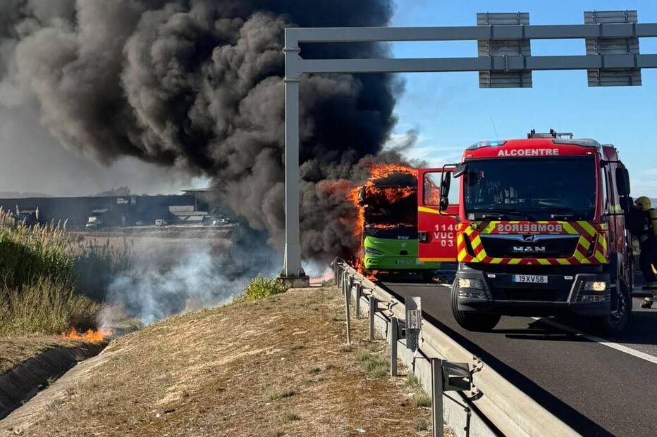 Militares salvam passageiros de autocarro em chamas na A1