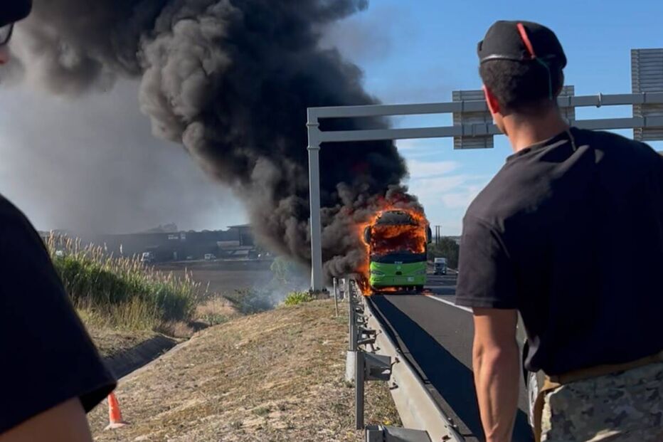 Militares salvam 43 passageiros de autocarro em chamas na A1