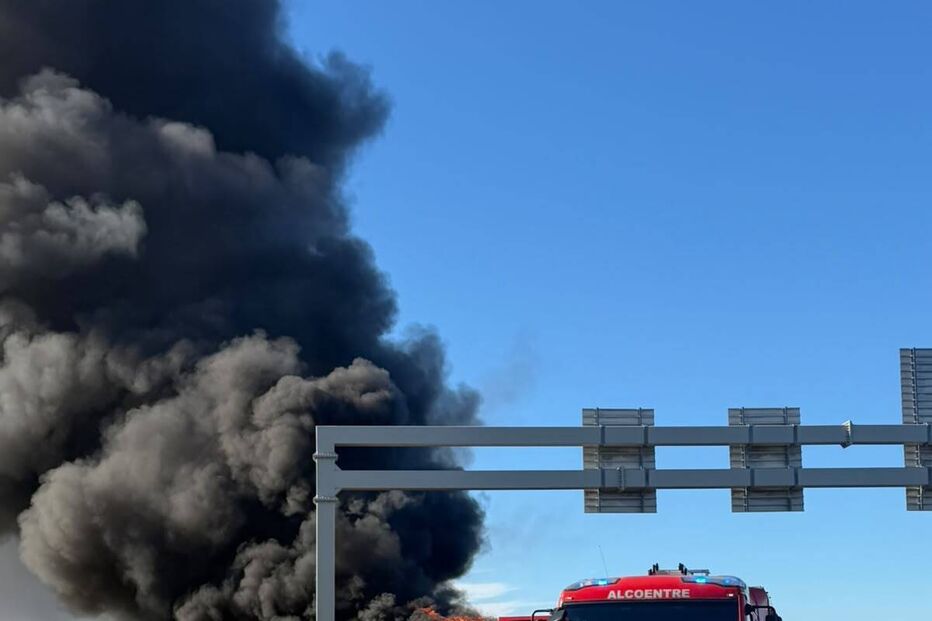 Autocarro em chamas na A1 mobiliza bombeiros de Alcoentre