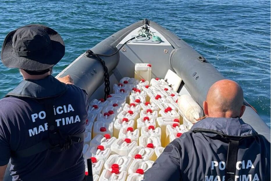 Polícia Marítima apreende dezenas de bidões de combustível no mar