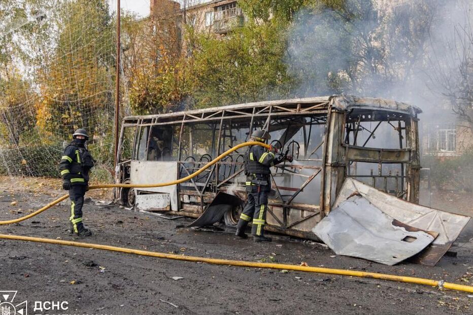 Bombeiros combatem um autocarro incendiado em Donetsk após ataque russo