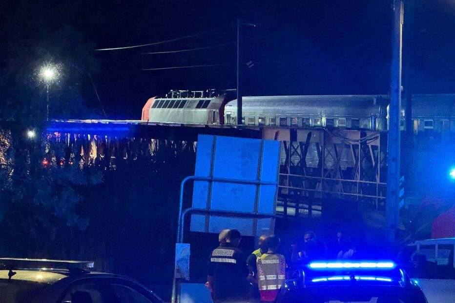 Carro abalroado por comboio em Vila Nova da Barquinha