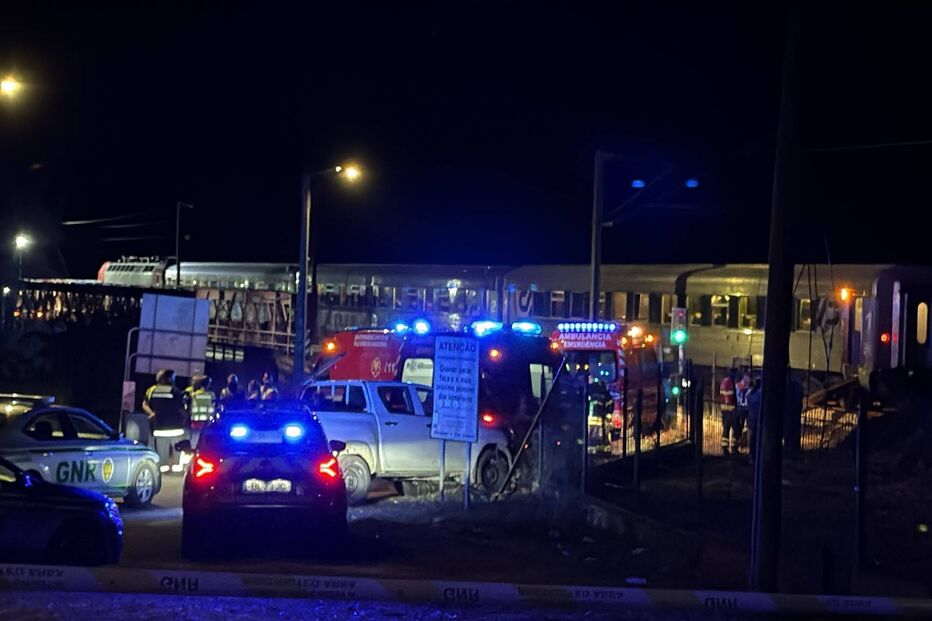 Carro abalroado por comboio em Vila Nova da Barquinha