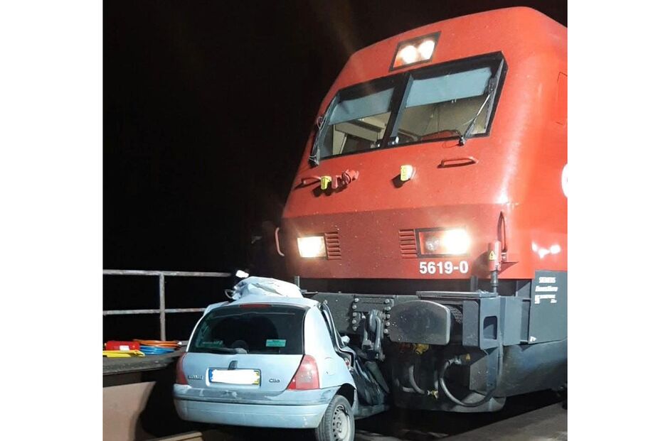 Carro abalroado por comboio em Vila Nova da Barquinha