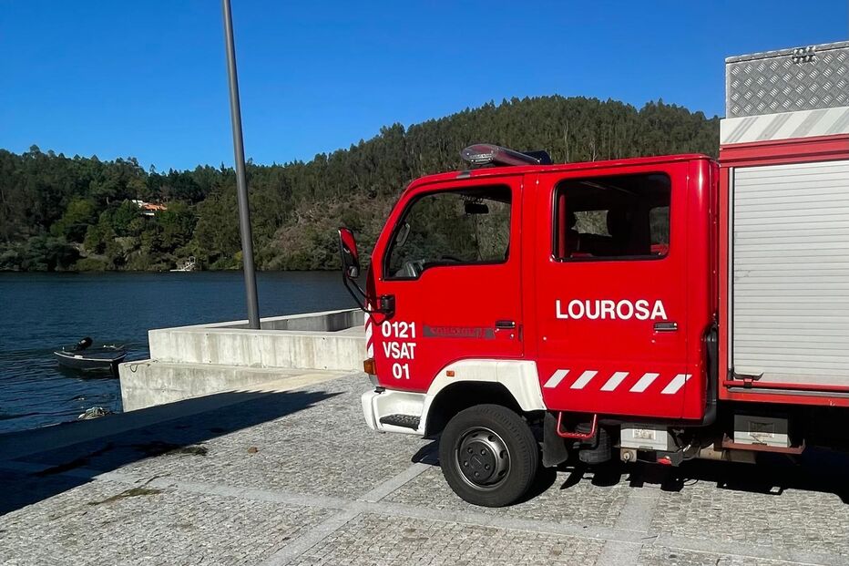 Carro desliza e fica submerso no Rio Douro em Santa Maria da Feira