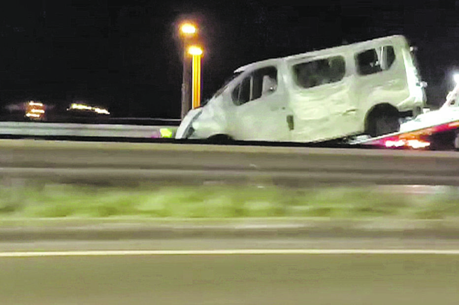 Viatura ficou totalmente destruída pelas chamas