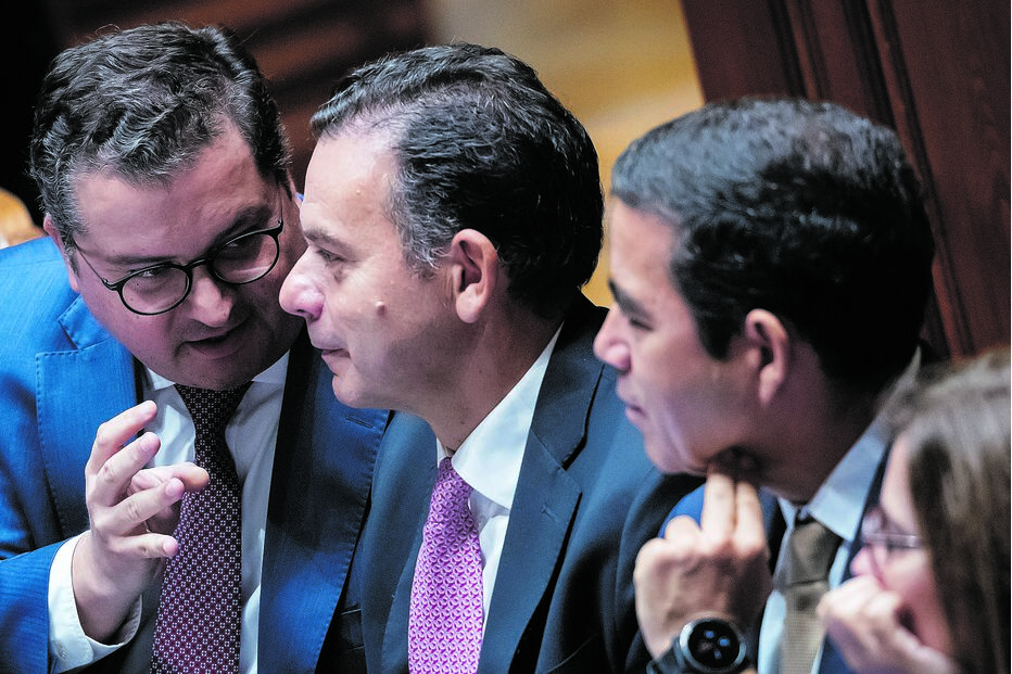 O Governo garante que o peso da dívida pública do PIB vai continuar a descer em 2027