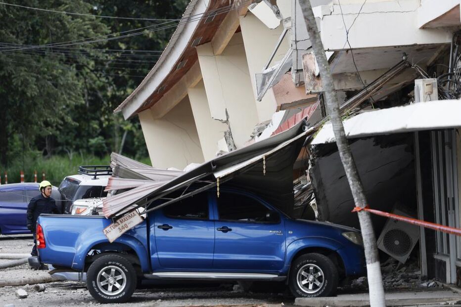Carro esmagado por edifício em resultado de sismo no Panamá