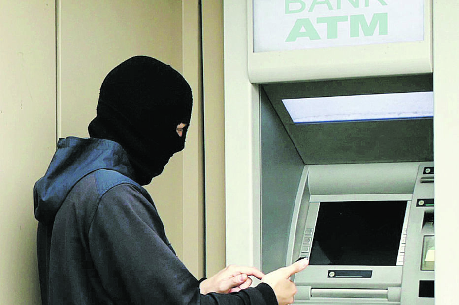 Suspeito esperou pela sua vez antes de assaltar o banco