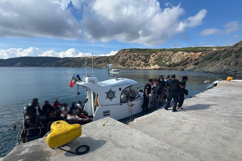 Polícia Marítima resgatou 43 migrantes em operação de busca e salvamento, este sábado, 10, na Grécia 2
