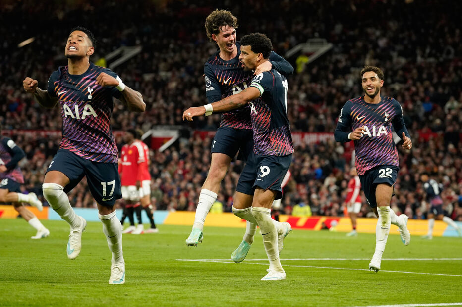 Dominic Solanke, do Tottenham, o segundo à direita, comemora com os colegas de equipa após marcar o primeiro golo da sua equipa durante o jogo de futebol da Premier League inglesa entre o Manchester United e o Tottenham Hotspur, em Manchester, Inglaterra, no sábado, 10 de outubro de 2026