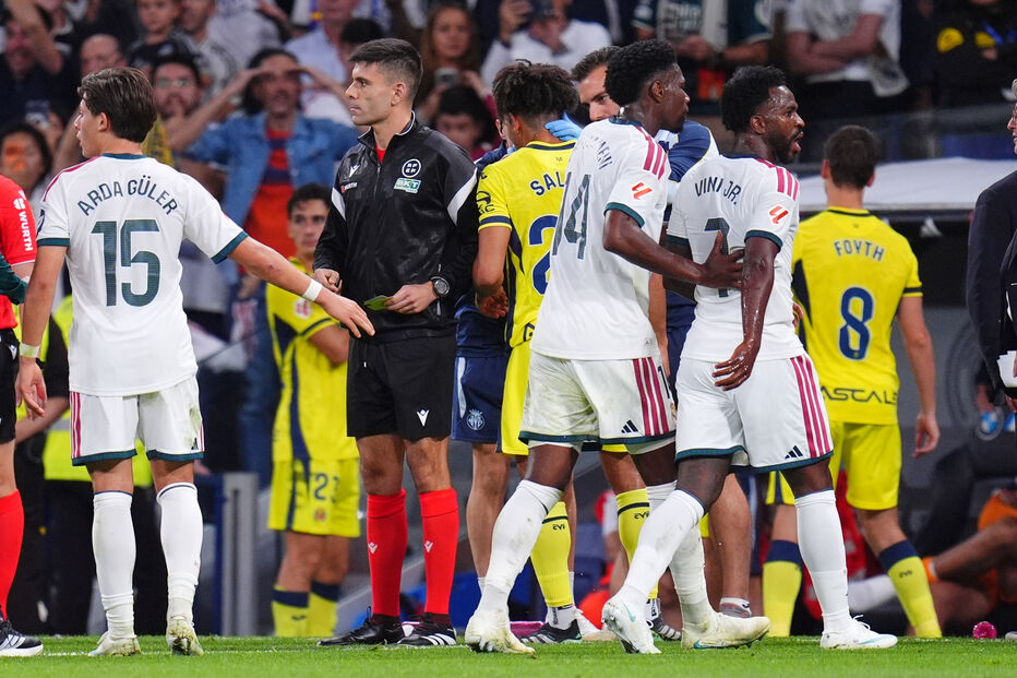 Vinícius Júnior, do Real Madrid, à direita, sai do campo após receber um cartão vermelho durante o jogo de futebol da La Liga entre o Real Madrid e o Villarreal, em Madrid, Espanha, no sábado, 10 de outubro de 2026