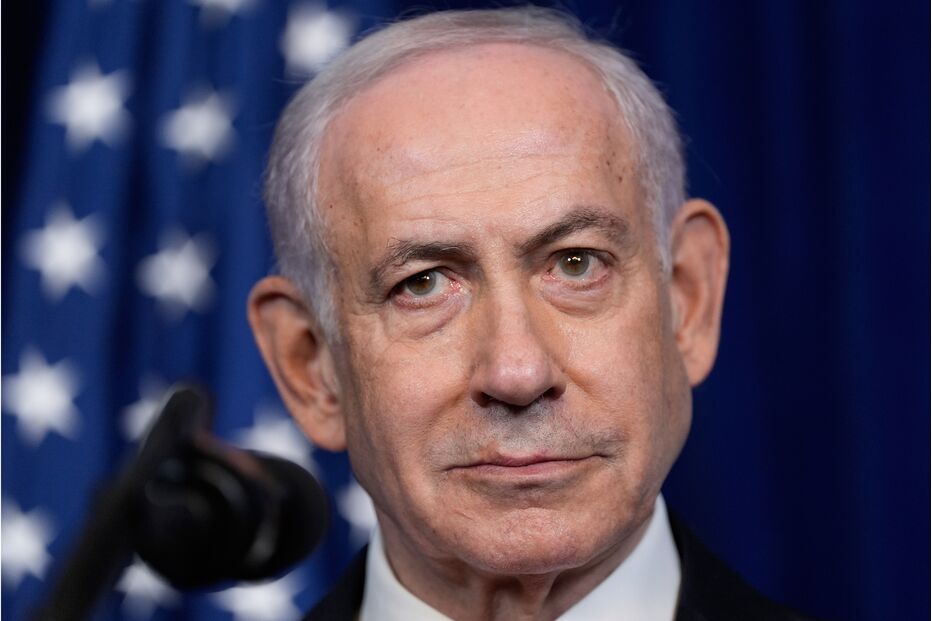 O primeiro-ministro de Israel, Benjamin Netanyahu, ouve atentamente durante uma conferência de imprensa com o presidente Donald Trump em Mar-a-Lago, a 29 de dezembro de 2025, em Palm Beach
