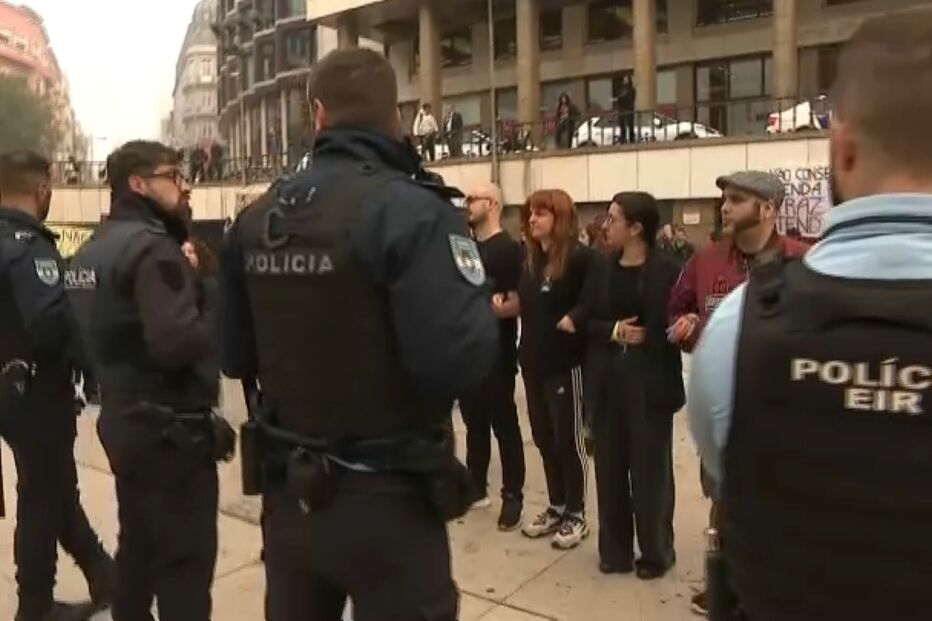 Cordão policial da PSP durante retirada de tendas no acompamento pelo direito à habitação no Porto