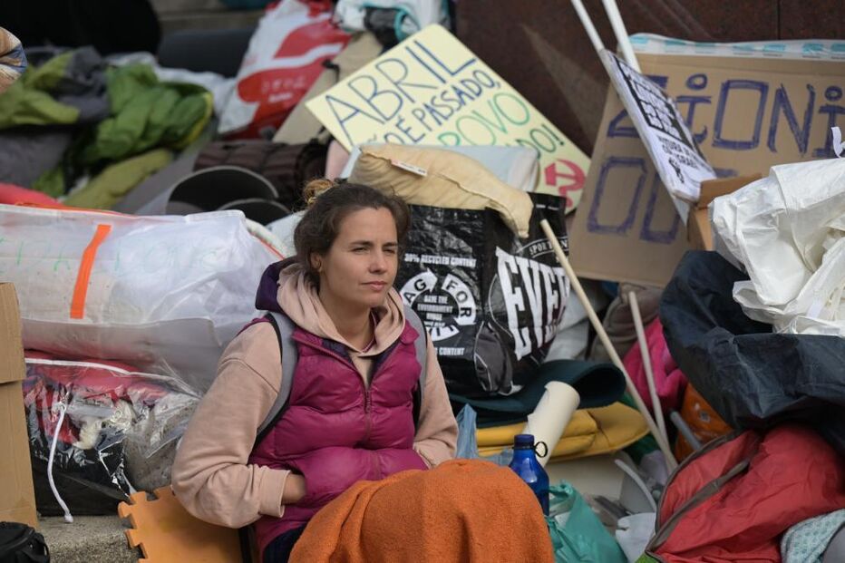 Manifestantes concentrados na Praça D. João I onde protestam pelo direito à habitação e aumento do custo de vida 