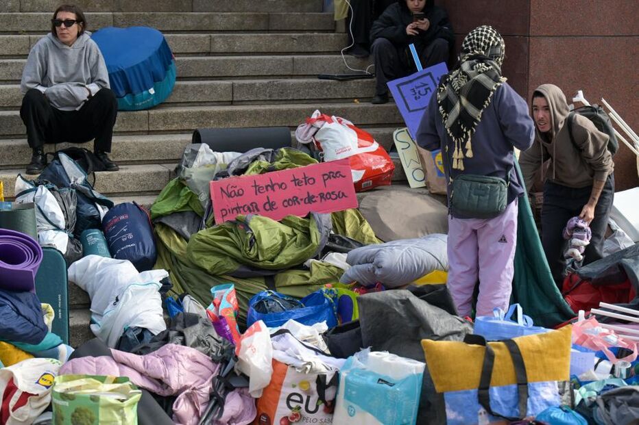 Manifestantes concentrados na Praça D. João I onde protestam pelo direito à habitação e aumento do custo de vida 
