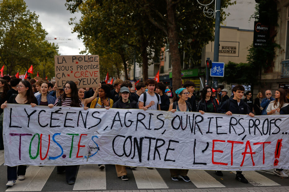 Estudantes franceses em protesto pelas ruas 