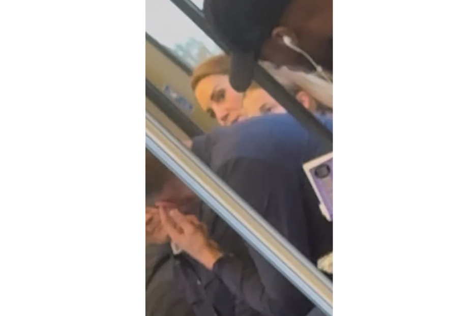 Princesa Kate e Charlotte no metro de Londres