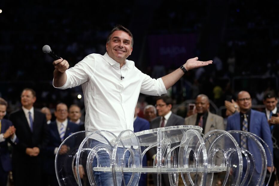 Flávio Bolsonaro continua a liderar sondagens a meio da campanha para segunda volta das presidenciais