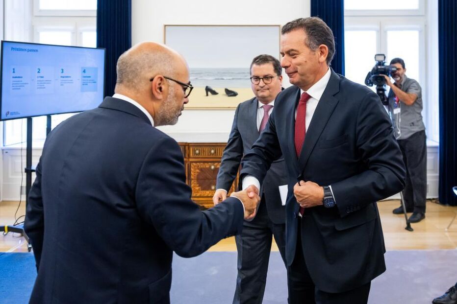 O primeiro-ministro, Luis Montenegro (D), acompanhado pelo ministro de Estado