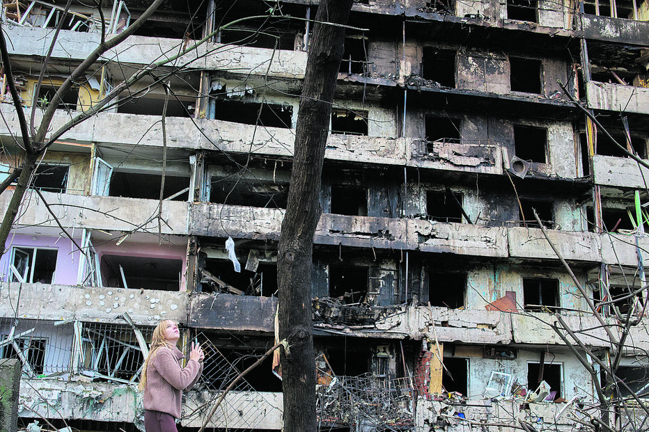 Prédio residencial danificado na sequência de um ataque noturno com mísseis russos, em Kiev