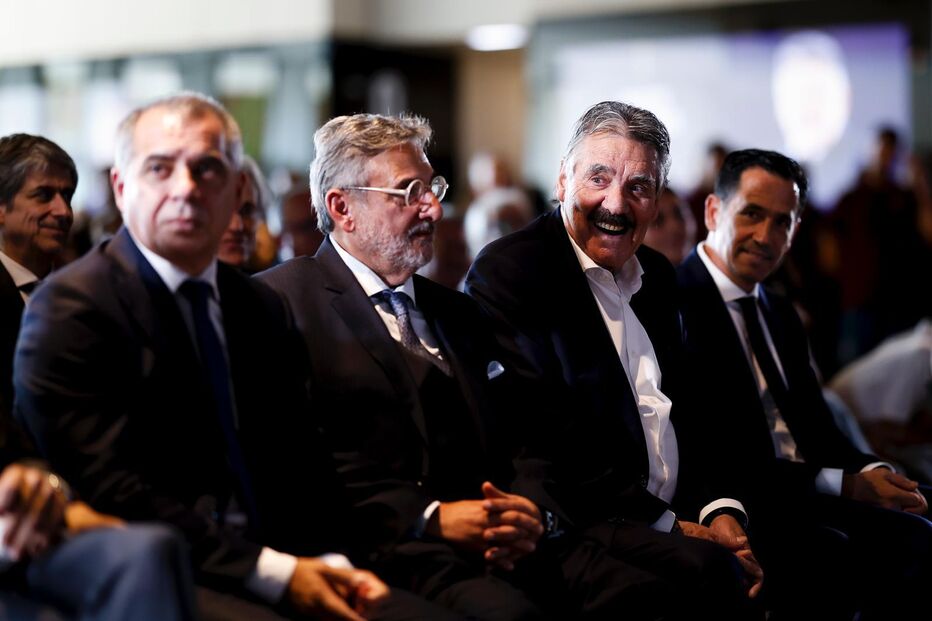 Toni faz 80 anos e recebe camisola da FPF