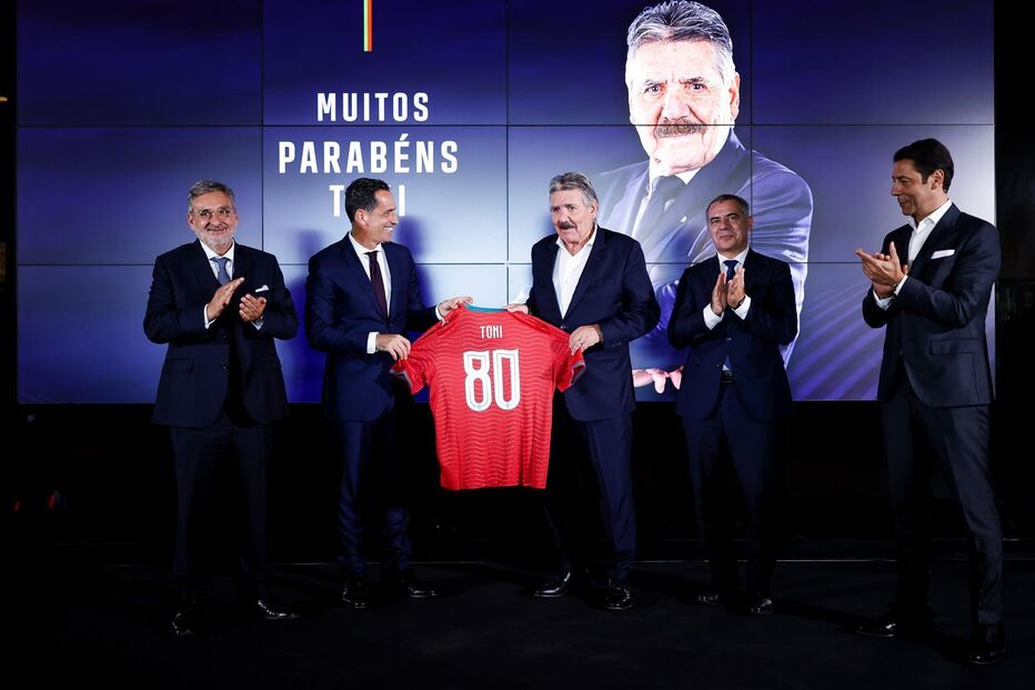 Toni faz 80 anos e recebe camisola da FPF