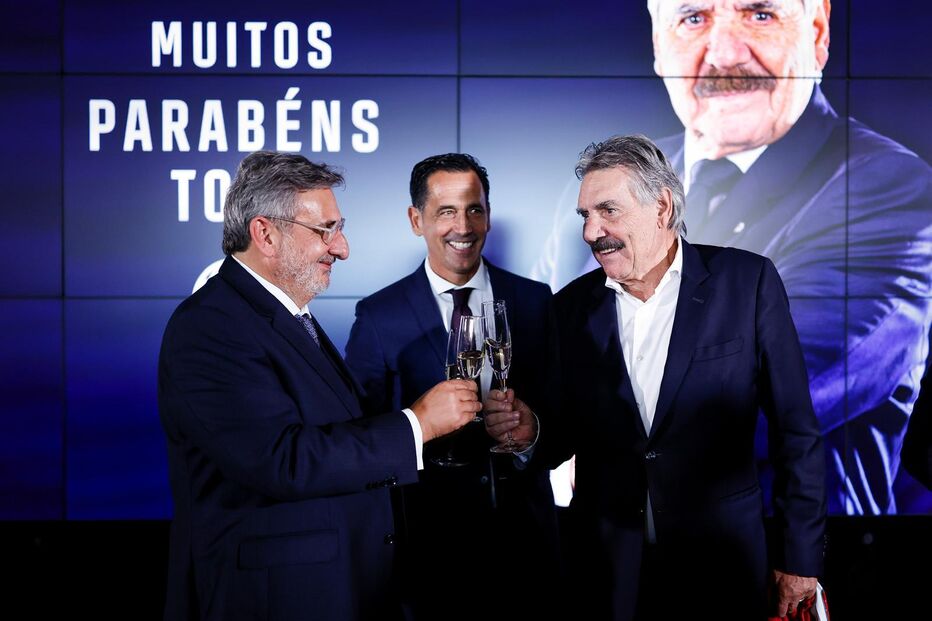 Toni faz 80 anos e recebe camisola da FPF