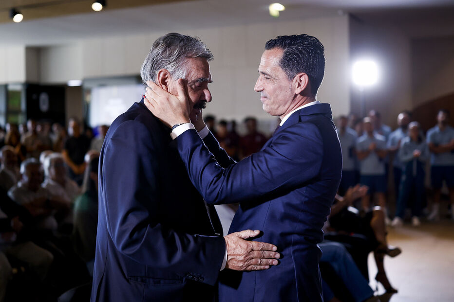 Toni faz 80 anos e recebe camisola da FPF