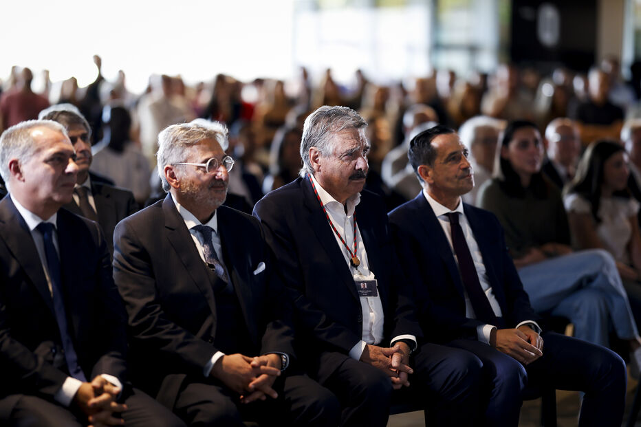Toni faz 80 anos e recebe camisola da FPF