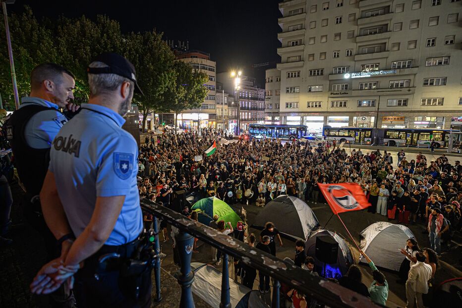 Manifestação pelo direito à habitação, no Porto
