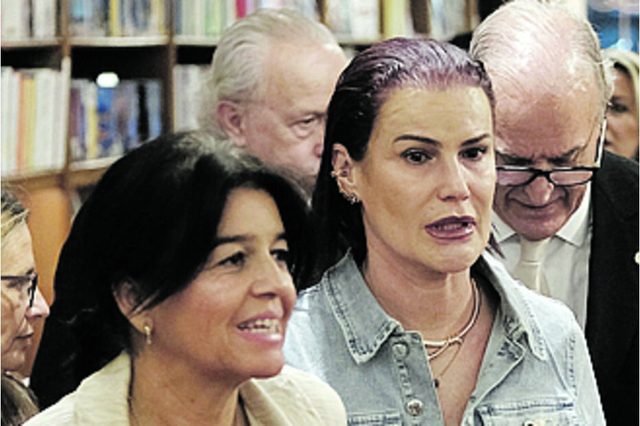 Elma Aveiro. Santana Lopes lá atrás