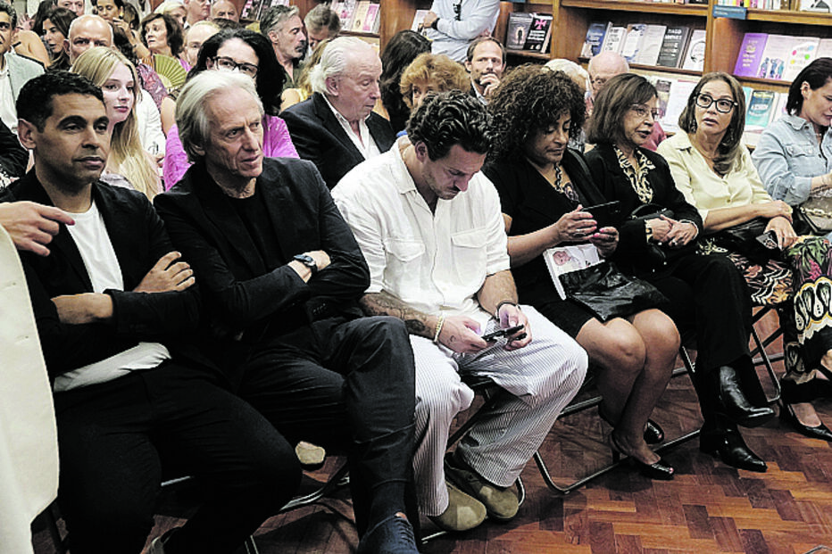 Jorge Jesus atento na primeira fila