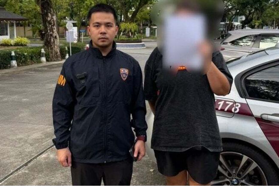 Agente da polícia uniformizado ao lado de uma viatura com o número 178