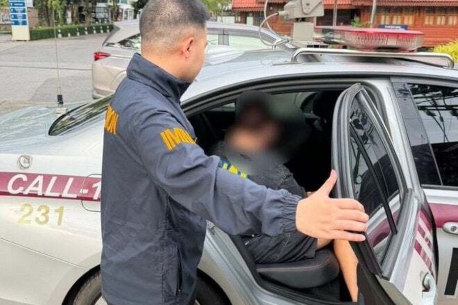 Polícia detém indivíduo e coloca-o numa viatura