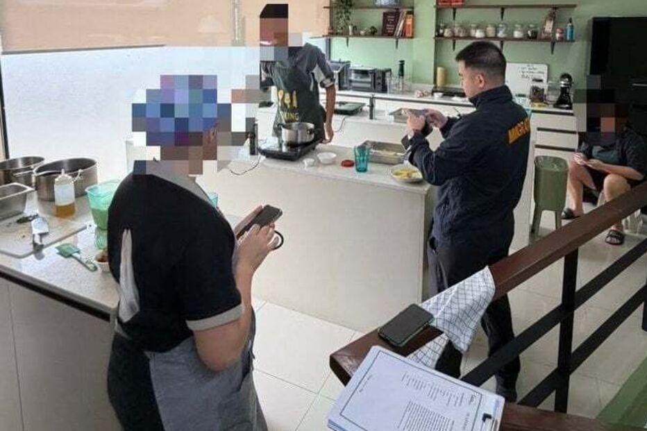 Um homem de uniforme interage com pessoas numa cozinha