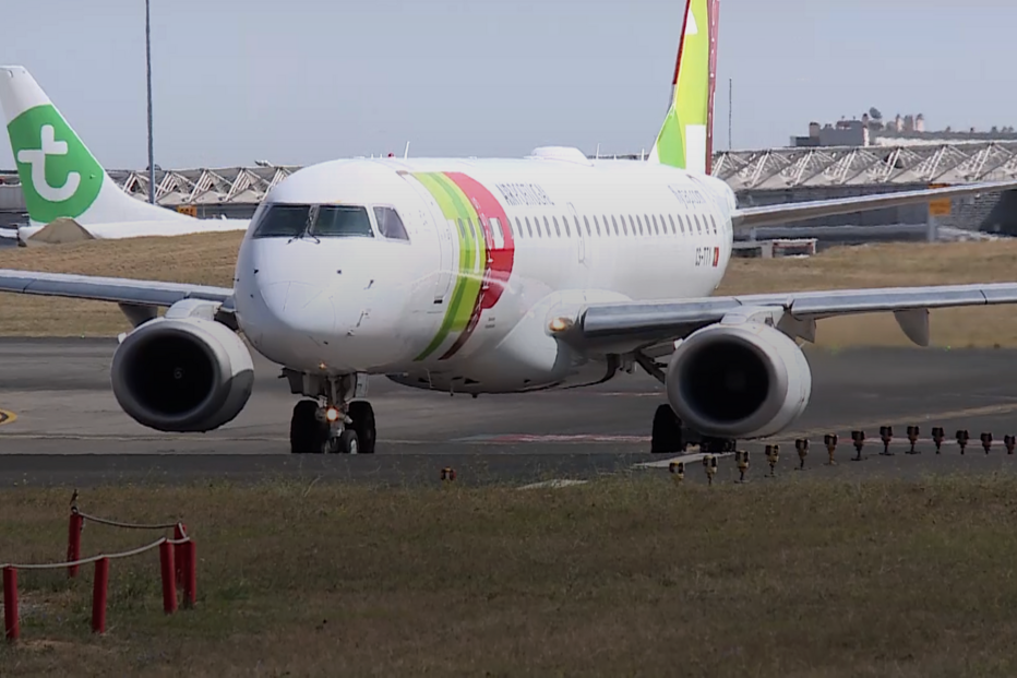Avião da TAP em movimento na pista