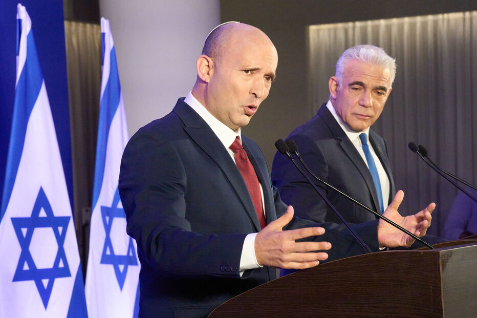 Naftali Bennett (E) e Yair Lapid (D)