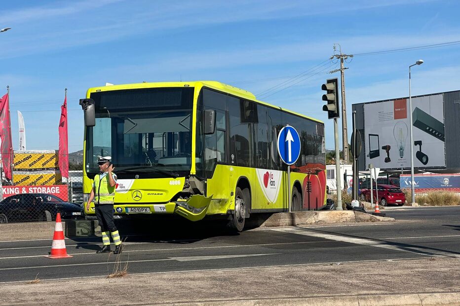 Um ferido grave em colisão violenta entre autocarro e carro em Faro