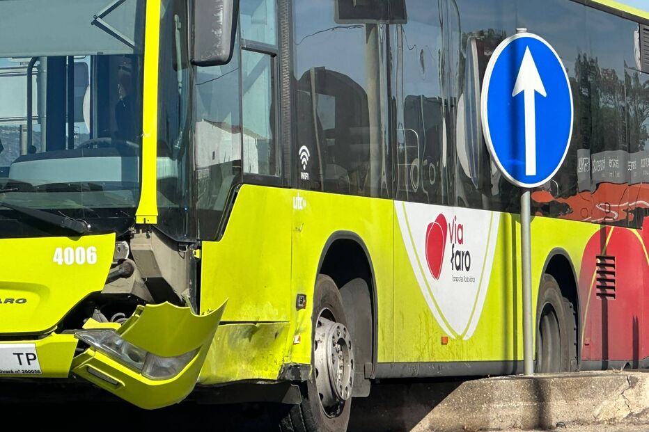 Um ferido grave em colisão violenta entre autocarro e carro em Faro