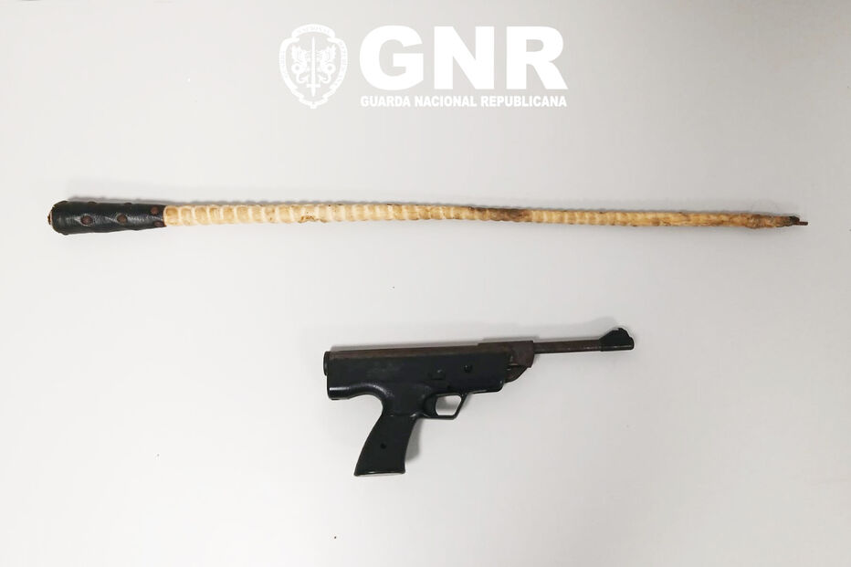 GNR apreende arma de fogo e objeto similar a chicote em Peniche