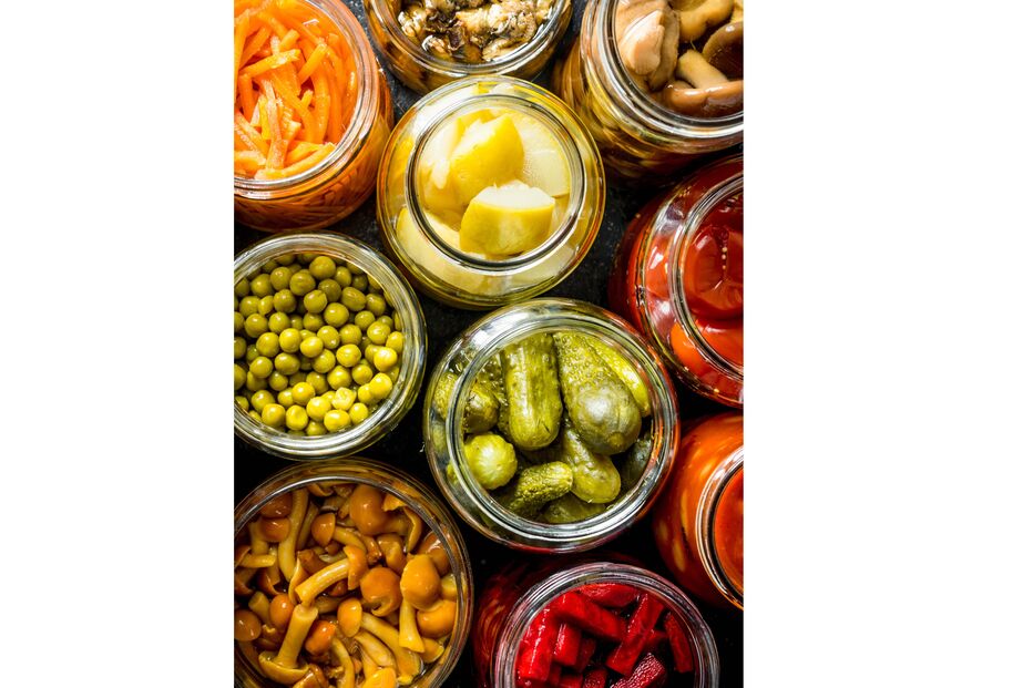 Pequenos cogumelos, beterrabas, azeitonas e picles em frascos