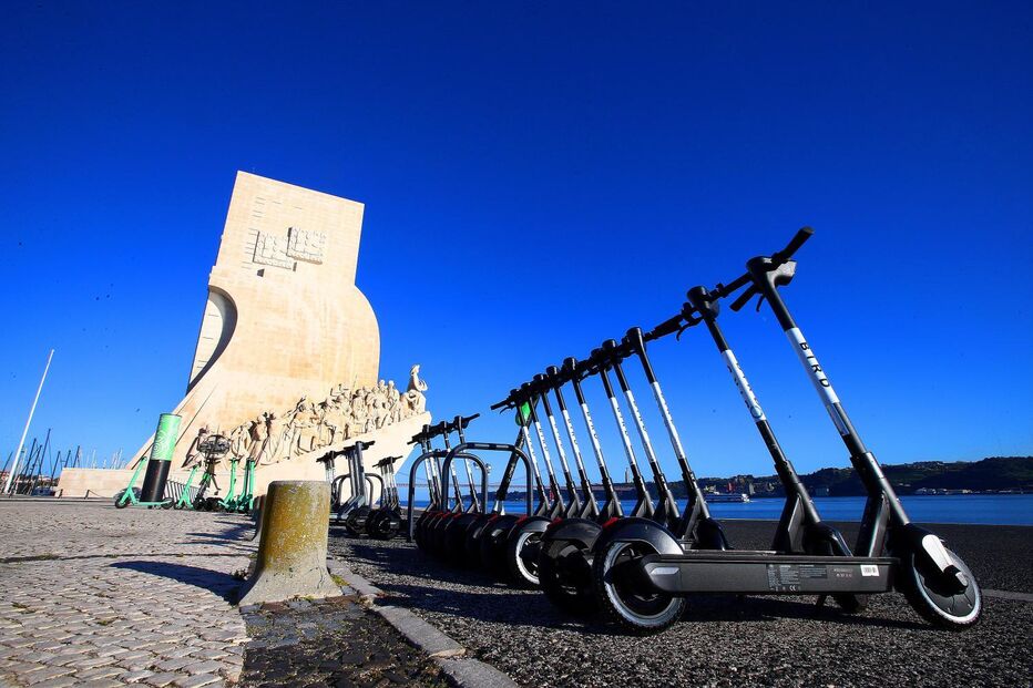 Trotinetes alinhadas sem utilizadores junto ao Padrão dos Descobrimentos. Trotinete
