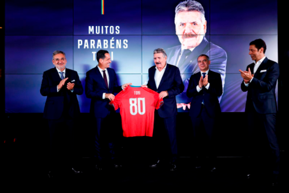 Rui Costa esteve numa homenagem a Toni na Cidade do Futebol mas manteve-se à distância de Pedro Proença